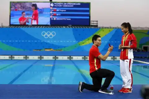 Photos: Chinese diver's boyfriend proposes at Olympics medal ceremony